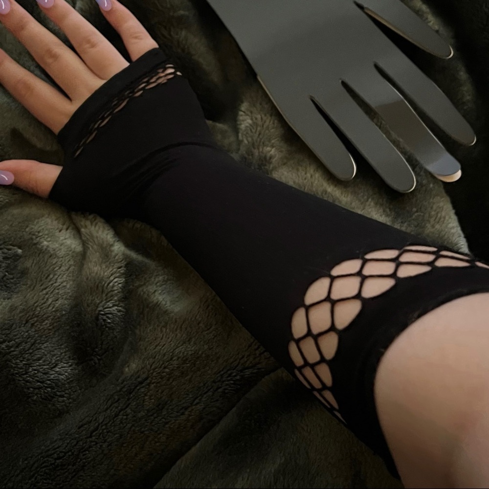 NWT Hot Topic Black Fishnet Fingerless Gloves Cut Out